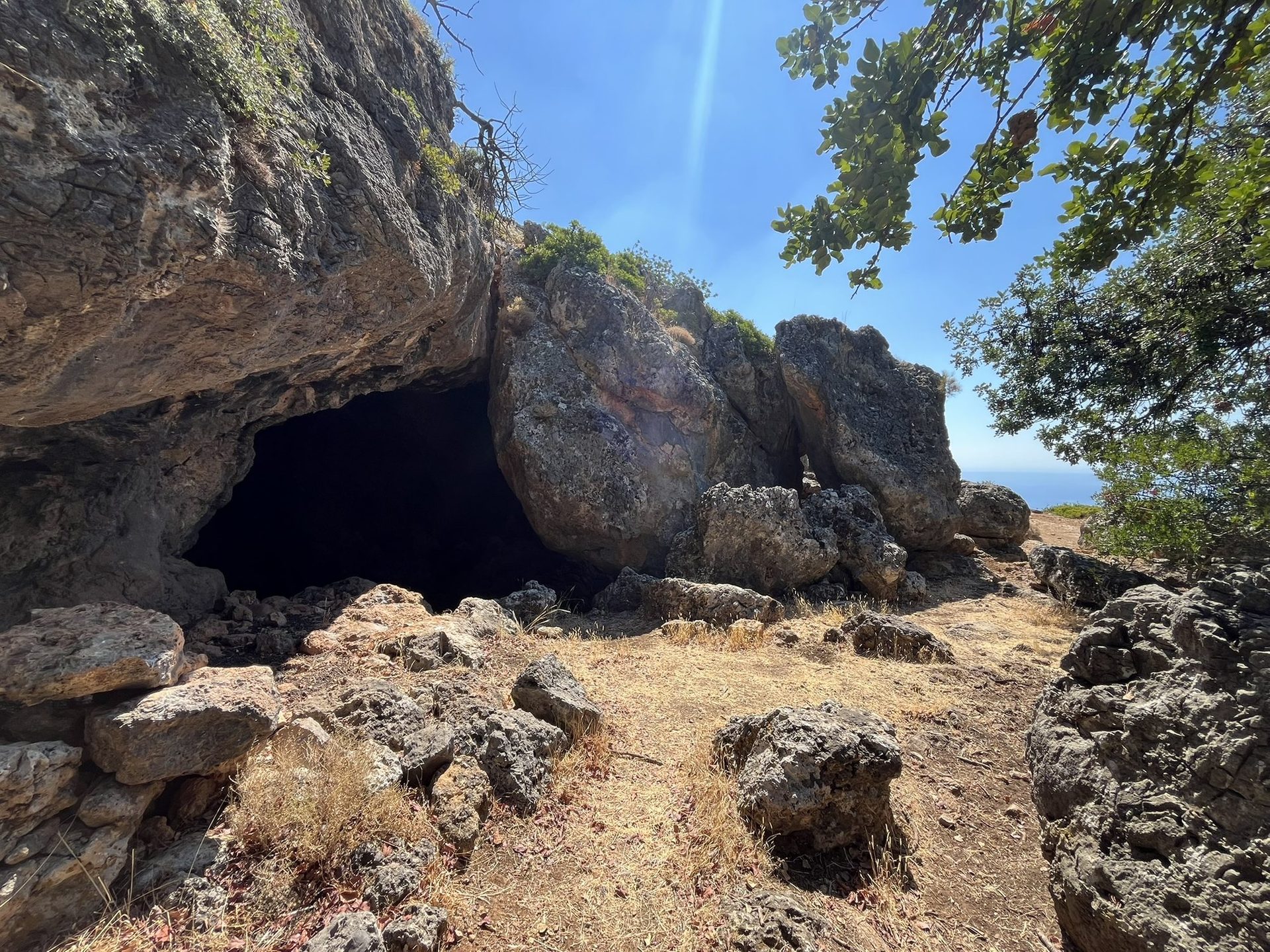 The entrance of the Cyclops cave, split by a large block of rock