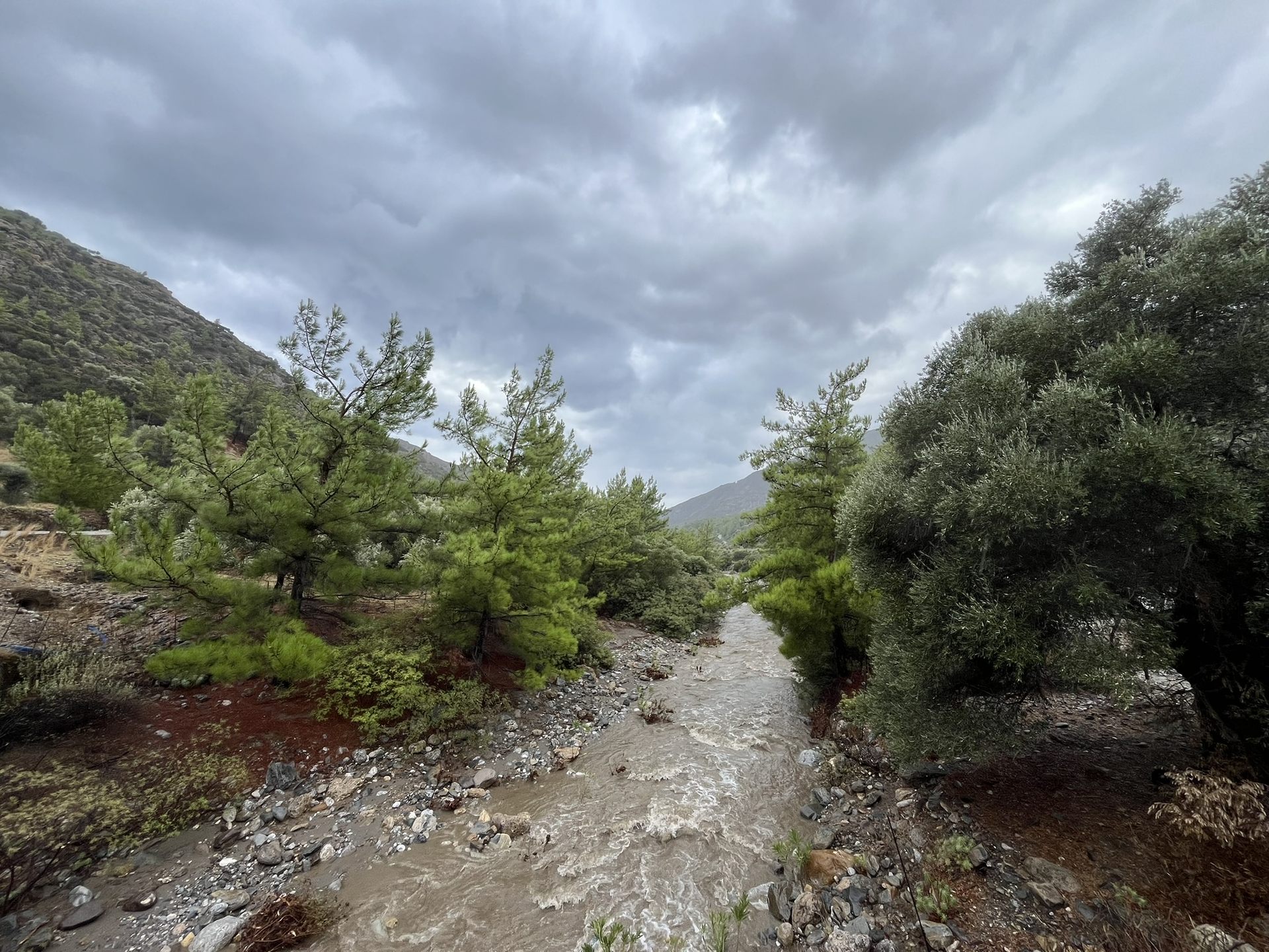 The river under heavy autumn clouds