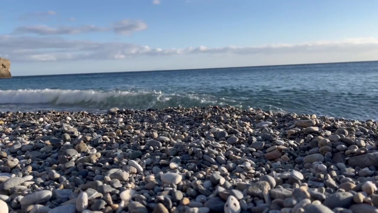 From the pebbles up to the sea